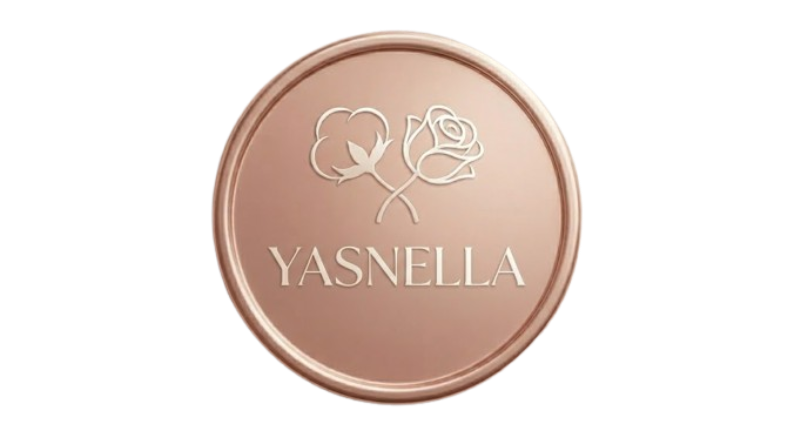 Logo circulaire premium de la marque Yasnella sur fond vieux rose, présentant une icône minimaliste de fleur de coton et de rose avec le nom de la marque écrit en typographie serif élégante.